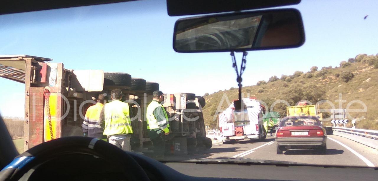 Vuelca un camión cargado de paja en la carretera de Jaén y sepulta a un  coche con su carga - El Digital de Albacete