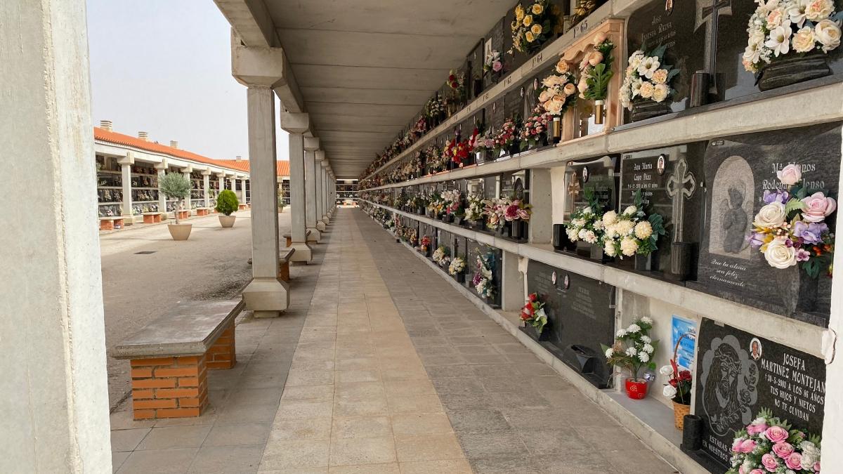 Un Localizador De Sepulturas En El Cementerio De Albacete Y Otras