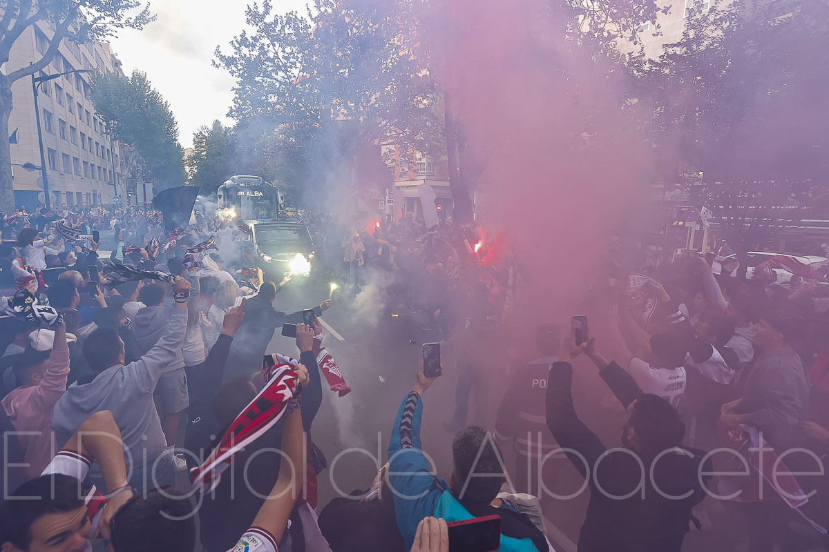 Las Fotos Y El V Deo Del Recibimiento Al Albacete Balompi Por Parte De