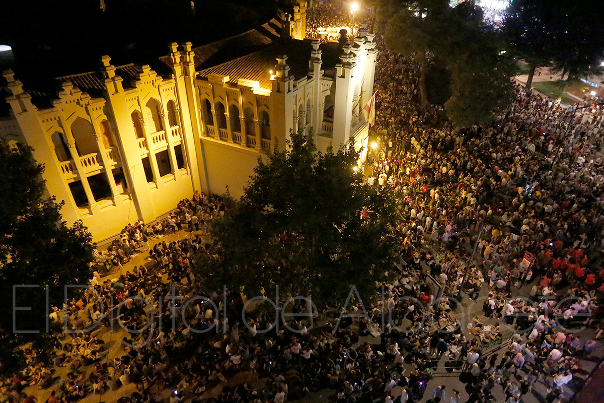 Resultado de imagen de albacete plaza de toros botellon