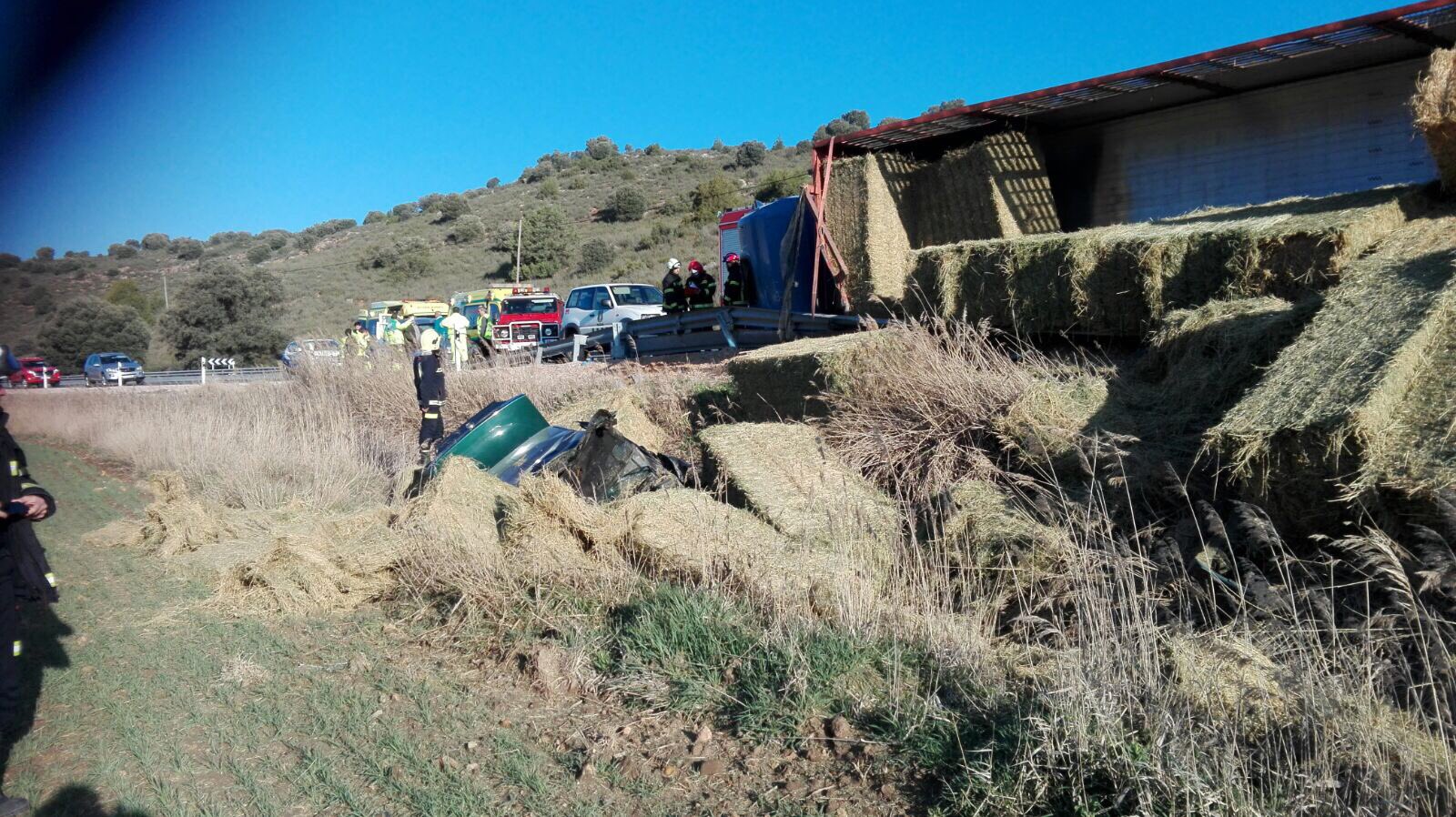 Vuelca un camión cargado de paja en la carretera de Jaén y sepulta a un  coche con su carga - El Digital de Albacete