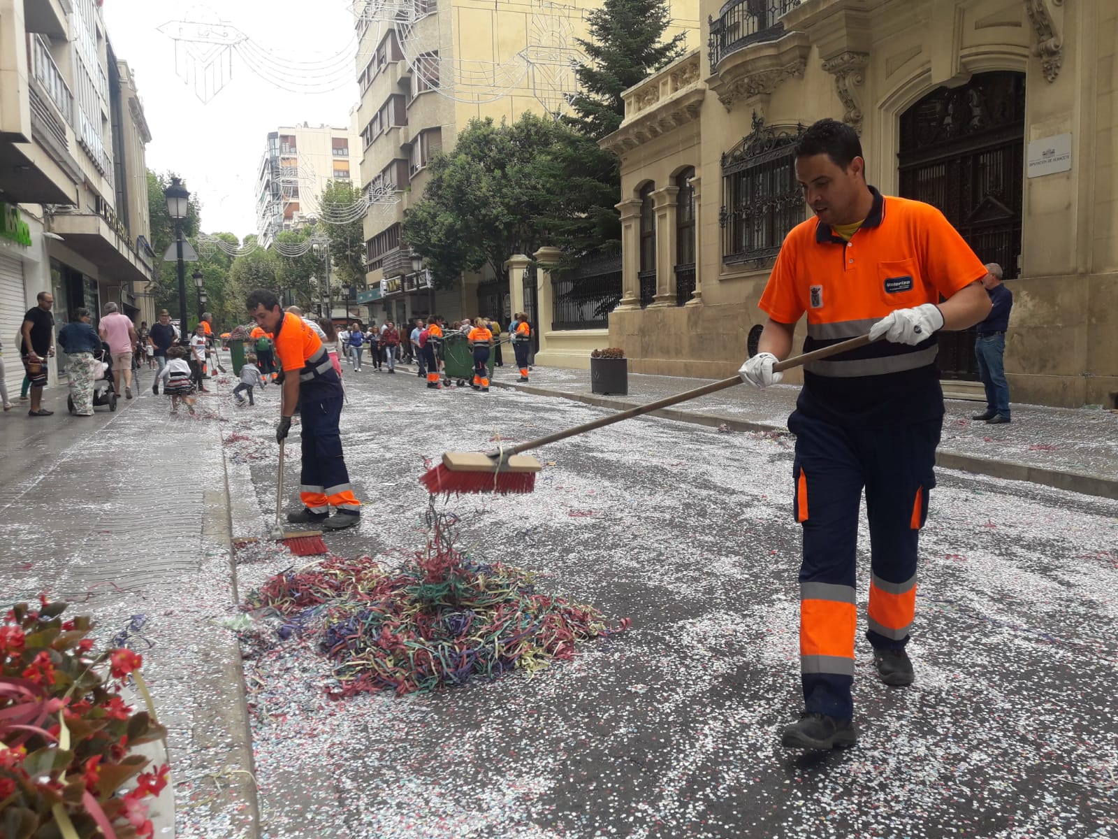 VÍDEO y FOTOS | Intenso trabajo de los servicios de limpieza tras la  Batalla de Flores - El Digital de Albacete