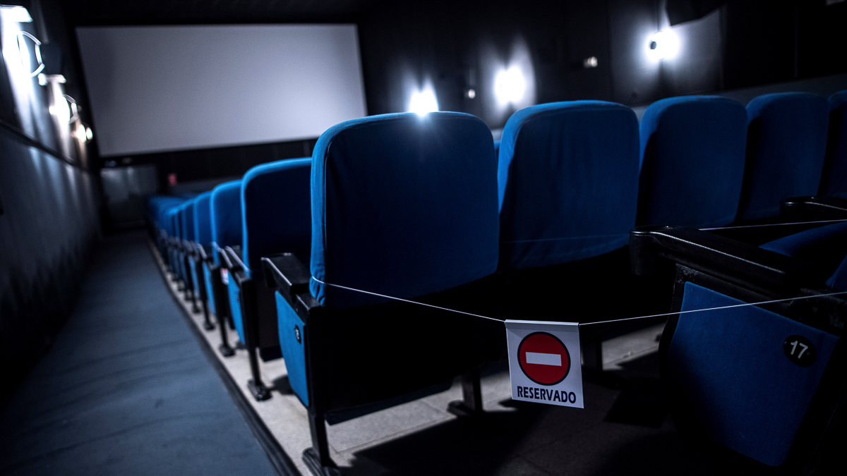 Four minors beat a father and his son in a movie theater for reprimanding them that they were not keeping a safe distance