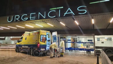 Dos sanitarios en la puerta de Urgencias del Hospital de Albacete - Foto de archivo