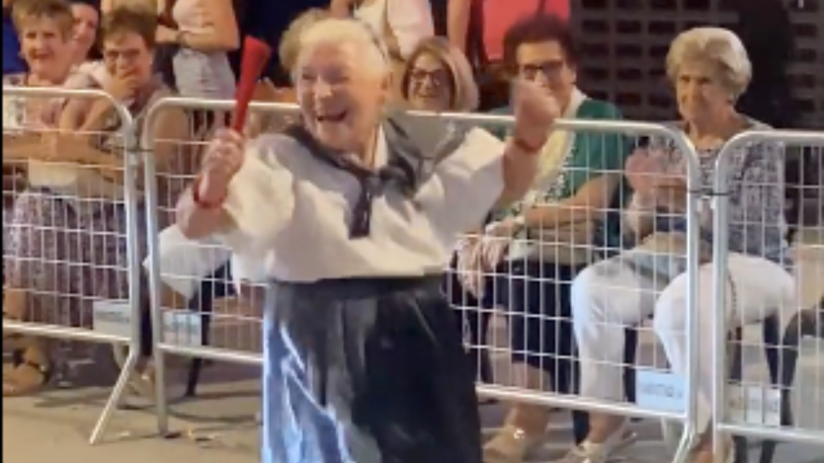 ¿Quién es la abuela que se ha hecho viral por su energía en la Cabalgata de Apertura de la Feria de Albacete? / Twitter