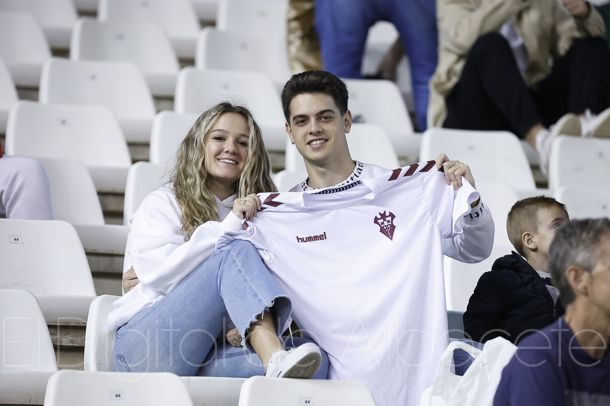 El Real Oviedo recibe el apoyo de la afición en una pancarta