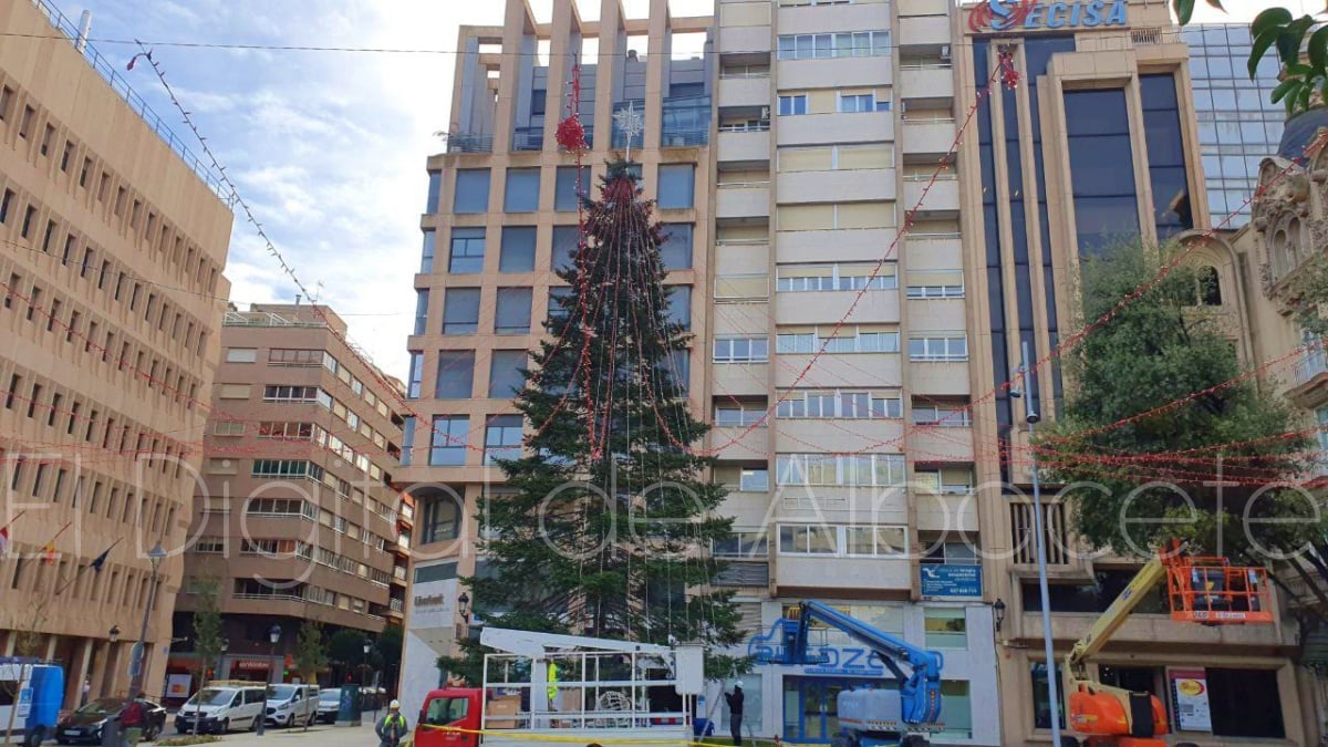 El alumbrado del Altozano va cogiendo forma para ayudar a que Albacete  brille más que nunca esta Navidad - El Digital de Albacete