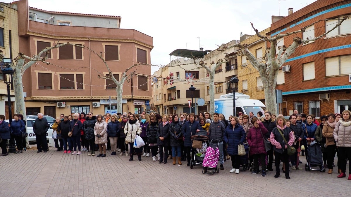 Minutos de silencio en Quintanar del Rey / FOTO: EFE - José Olmo