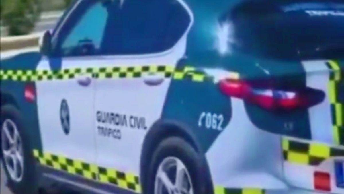 Coche de cartón de la Guardia Civil visto en Albacete // Foto: Social Drive